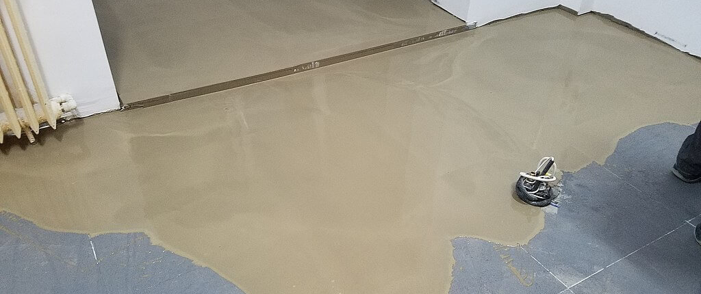 Floor-levelling-compound-Attribution-ShareAlike-4.0-InternationalCC-BY-SA-4.0-Linoleum123 floor levelling compound poured and spreading