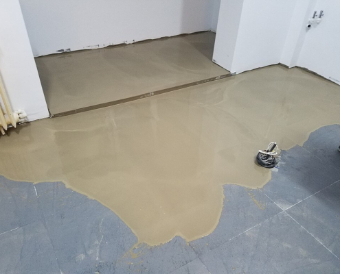 Floor-levelling-compound-Attribution-ShareAlike-4.0-InternationalCC-BY-SA-4.0-Linoleum123 floor levelling compound poured and spreading